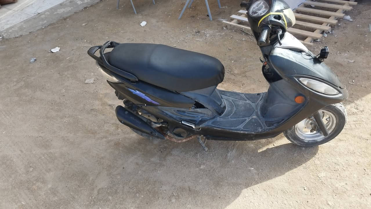 سلام عليكم شباب دراجه كاممو سكنز كامله تخم تاير كهربائية كله شغاله مكاف بلنشر 
وهاذ صاحب الدراجه ***********
