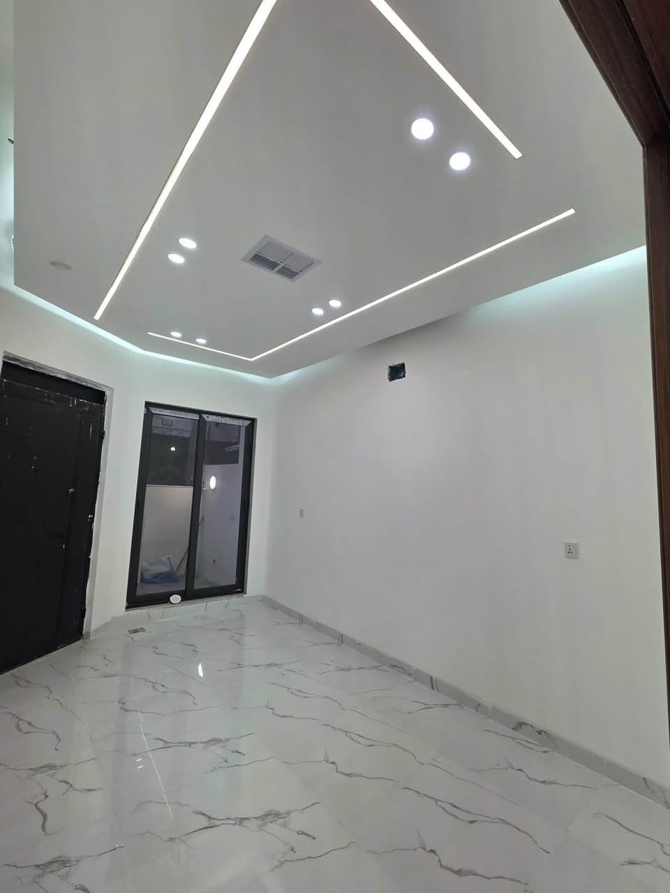 ‎بيت طابو صرف للبيع في التسعين /سلطان ساقي
‎ حديث غير مسكون
‎مساحة ١٢٠ متر 
‎مواصفات (نظام دكت مركزي |نظام الكاميرات| سقوف المغربية /فلين )
‎يتكون البيت من الطابقين طابق الاول يحتوي على (غرفة الضيف/غرفة النوم /مطبخ بارد و حار/ صحيات/هول داخلي/كراج )
‎اما الطابق الثاني يحتوي على (غرفتين نوم/صحيات/حوش خارجي)
‎علما بناء البيت من المواد درجة اولى وباشراف الهندسي 
‎موقع البيت تسعين / سلطان ساقي /قرب مدرسة حمزة بن عبد المطلب 
‎للسعر و الاستفسار اتصال على الرقم
***********☎️
