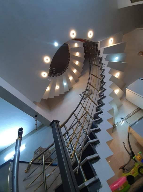 سلام عليكم بيت للبيع مساحه 150متر بناء درجه اولى عنوان شهداء السيديه شارع عواصه قرب افران صمون لاستفسار الاتصال ***********
