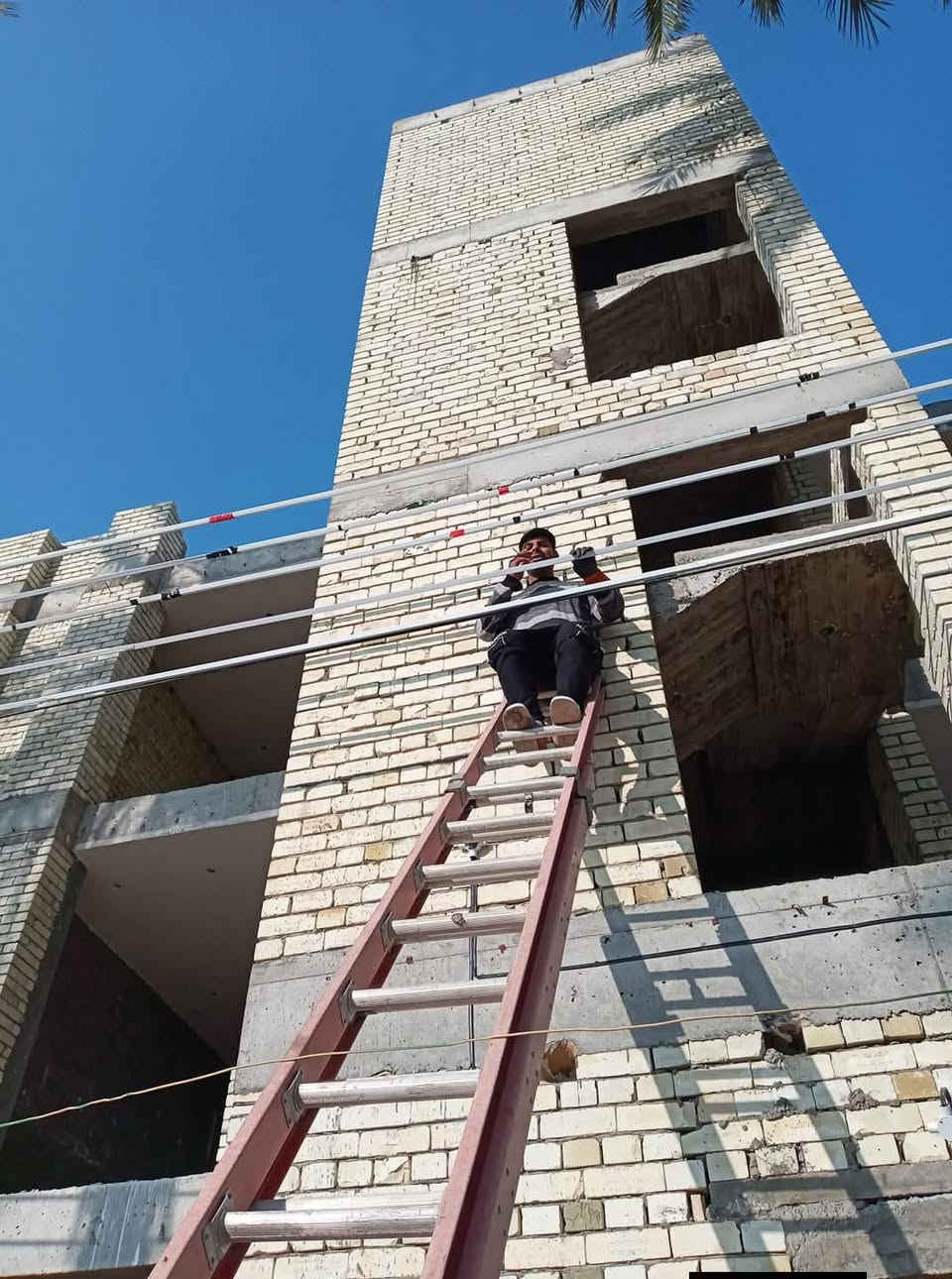 كهربائي عام متفرغ ***********
