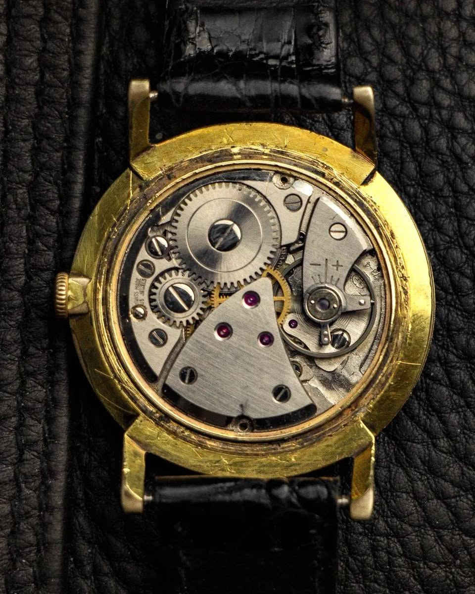 AVIA WELWYN calender 1950-1957 VINTAGE SWISS 🇨🇭
من حقبة الخمسينات من القرن العشرين أنتجت العلامه التجاريه الشهيره آڤيا أحد اجمل اصداراتها الكلاسيكية بتعقيده التاريخ 
مع عباره مكتوبه على ظهر الساعه مهداة العائله بمناسبة عيد زواجهم 21
نوعا ما تعطي طابعا تاريخيا مميزا 

🕟 ماكنه سويسريه اصليه تعمل بنظام اللف ( ميكانيك مانول)
 
🕟 عدد الجواهر 15 رقم الحركه 73-4

🕟 تشطيب بسيط على التروس يعطي جماليه المعدن المستخدم في
 ذلك الزمن 
🕟 كيس الساعه مغلف ذهب 10k مختوم على أحد الجوانب

🕟 ميناء جميل جدا مع أثر قدم يعطي طابعا مميز لمظهر الساعه 

🕟 عقارب على شكل ( ستك ) مطليه ذهب 

🕟 نافذه لعرض التأريخ مع وقت دقيق ومضبوط

🕟 سير جلد طبيعي براند كوجي اصلي  مستبدل 

🕟 قطر الساعه 35mm مع التاج 36mm والساعه شبه قشطه

🕟 مهتم تفضل خاص

🕟 خدمه توصيل متوفره لجميع محافظات العراق 
#اكسبلور
#ساعات_رجاليه #vintagewatch #سيكو #rolex


**إذا كنت صاحب هذا الإعلان وتريد حذفه لأي سبب، رجاءا أرسل رسالة إلى الدعم الفني**