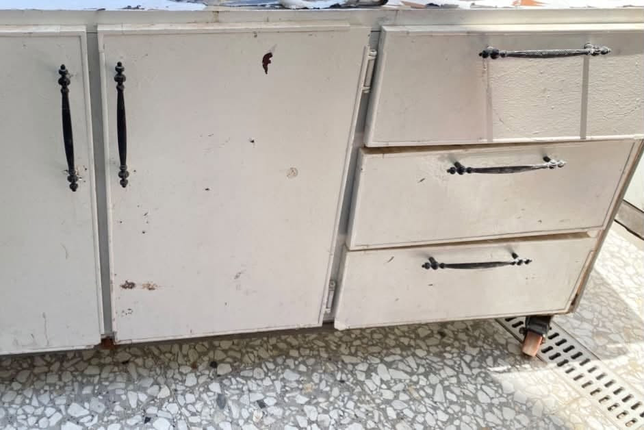 ميز بسطيه مال چاي جديد ومرتب وما مستخدم مده قليله جداً بيه جرارات واسعه وبابين يأخذون هواي غراض القياس متر ونص في ٨٠ 
المكان كربلاء للاستفسار عن السعر التواصل على الرقم 
***********
