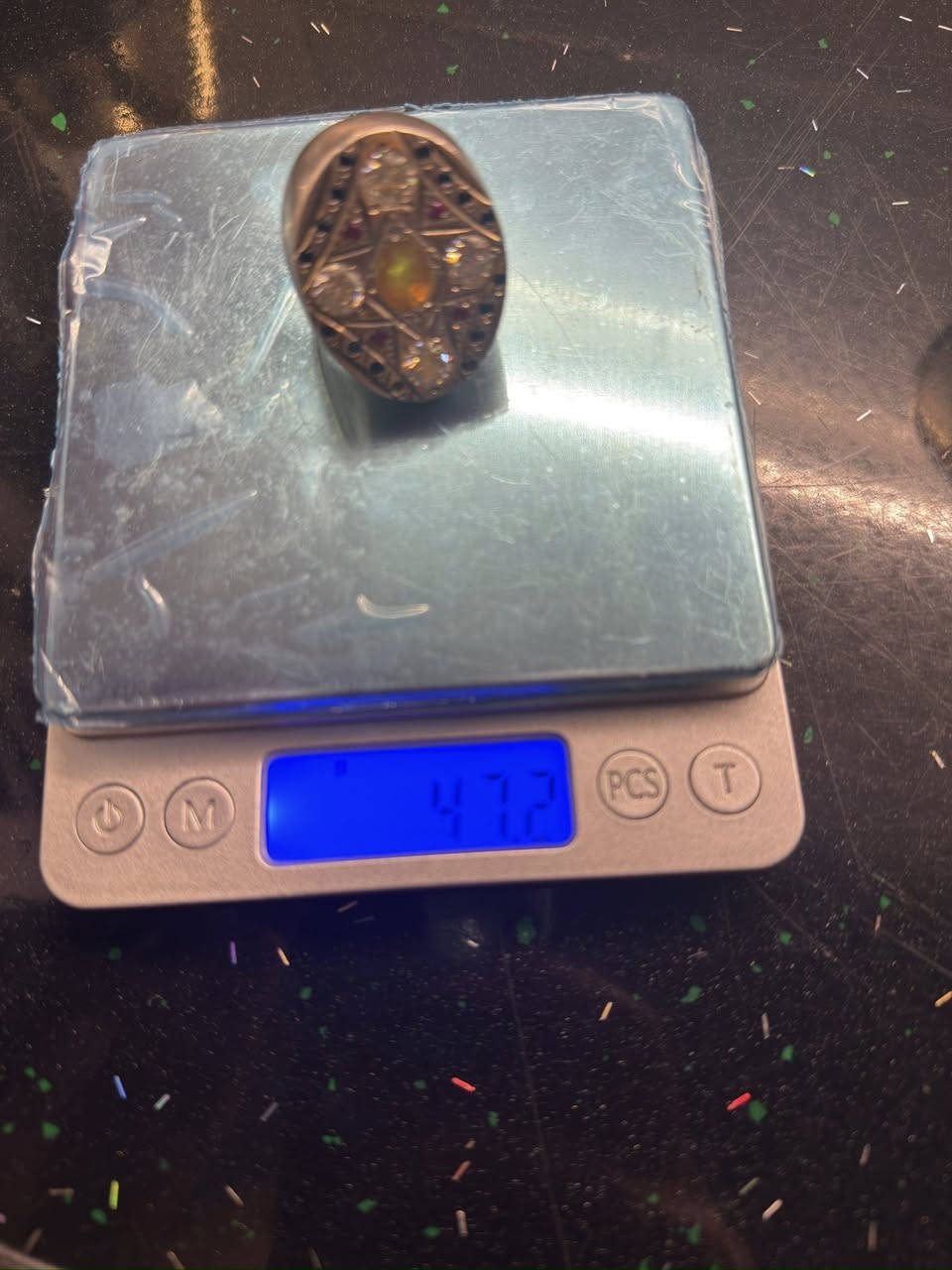 يا الله متاح
خاتم تحفة صب فضة925
يحتوي علة احجار  ياقوت افريقي وموزنايت وتطعيم زاركون
وزن الخاتم واضح 47غ
مكاني واسط توصيل موجود 
سعرة تواصل وات ساب ***********
