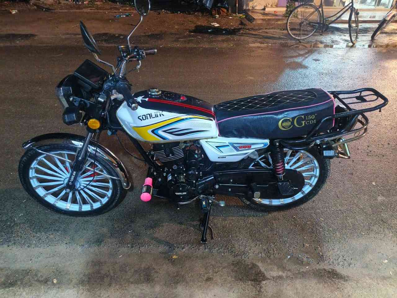 السلام عليكم سيفان سونك 2025  محرك اسود 200 مامفتوح بيها برغي دراجه جاهزه مابيها نقص السعر 775 وبيها مجاال مكانها ديالى جديده الشط. ***********
