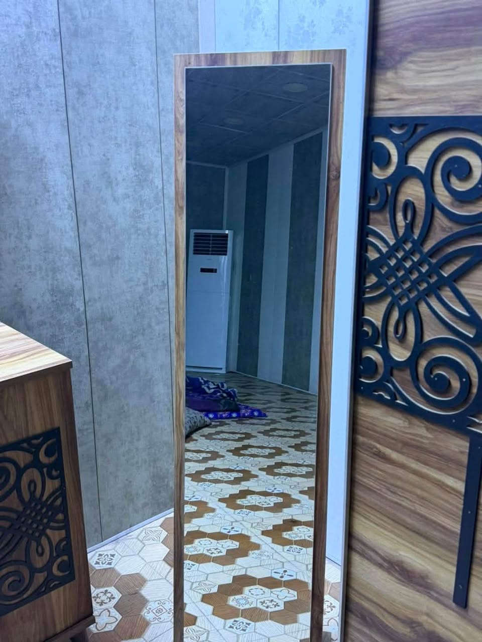 غرفة اخشاب تركية نضيفة كلش 
بالواقع احلى من الصور سعرها ٥٥٠ وبيها مجال بسيط
مكاني بغداد مدينة الصدر 

***********
