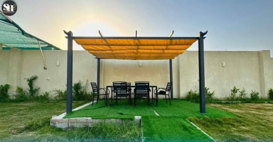 مزرعه بيت الورد 🌹 
رقم الحجز***********)

إحجز مزرعتك وتمتع بالخصوصية التامَّة 🥰

يتوفرُ جميعُ الخدمات التي تخطرُ على بالكم مع أجواءِ الطبيعةِ الخلابةِ الساحره 😎 

مميزاتُ بيت 🌹

1. مساحة المنتجع دونم

2.التيار الكهربائي على مدار 24 ساعةٍ كاملة دون إنقطاع ويتوفرُ فيه مولدة كهربائية تعملُ بنظام التشغيل الأوتوماتيكي ☺️

3.مسبح خاص للأطفال 👧 👦 

4.مسبح خاص للكبار حجم 12 في 6 متر  

5.يحتوي منتجعنا على ألعابٍ للكبار (( منضدة 🏓 + فيشه ))

6.صالة كبيرة مؤثثة ومكيفة +2 غرفة نومة ومكيفة + مطبخ على الطراز الإيطالي مؤثث بشكلٍ كامل 😍

7.جلساتٌ خارجية من الطراز الفاخر جداً 

 

8.مكانٌ مخصص للشواء مجهز بجميع الإحتياجات الخاصة لذلك 😍

9.مجموعة صحيات داخلية وخارجية متكاملة 

10.تتوفر سماعة داخلية دي جي 🎵

11.علماً يتم تعقيم المكان بشكلٍ كامل بعد كل إستخدام 😷 

إحجز ☀️ إسبح 🏊 إشوي 🐟 وإقض أحلى وأمتع الأوقات مع عائلتك في أجواءٍ صيفية جميلة 

#العنوان_صلاح_الدين_قضاء_بلد.. 

للحجز والإستفسار 

الاتصال على الرقم 

***********

او مراسلتنا واتساب
