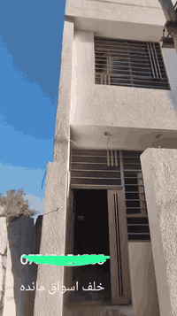 بيت حي الأمين خلف أسواق المائدة فرع ابو الدهن المساحة 50 متر 5*10 عرض الشارع 7متر طابقين بناء طابوق وصب كونكريت الطابق الأرضي حمام خارجي وداخلي وصالة مفتوحة عالمطبخ ومنور والطابق الثاني سويتات عدد 2 بعده مكامل نقص لبخ وأرضية 
نوع العقار بستنة سند 25 
 تستلم مفتاح 🔑 كامل
***********
