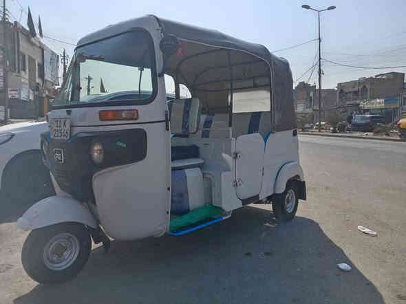 سلام عليكم تكتك للبيع موديل 22 مقفوله كفاله عامه رقم سنويه باسمي مكاني بغداد البياع***********
