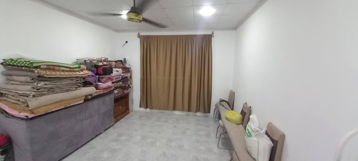 السلام عليكم 
للبيع بيت في بلور منطقة الحرس خلف جامع بلور 
المساحة ١٧٠ متر واجهة ٨.٥ والنزال ٢٠ نظافة البيت موضحة بالصور 
السعر ١٥٥ مليون وقابل للتفاوض للاستفسار الاتصال على الرقم 
***********
