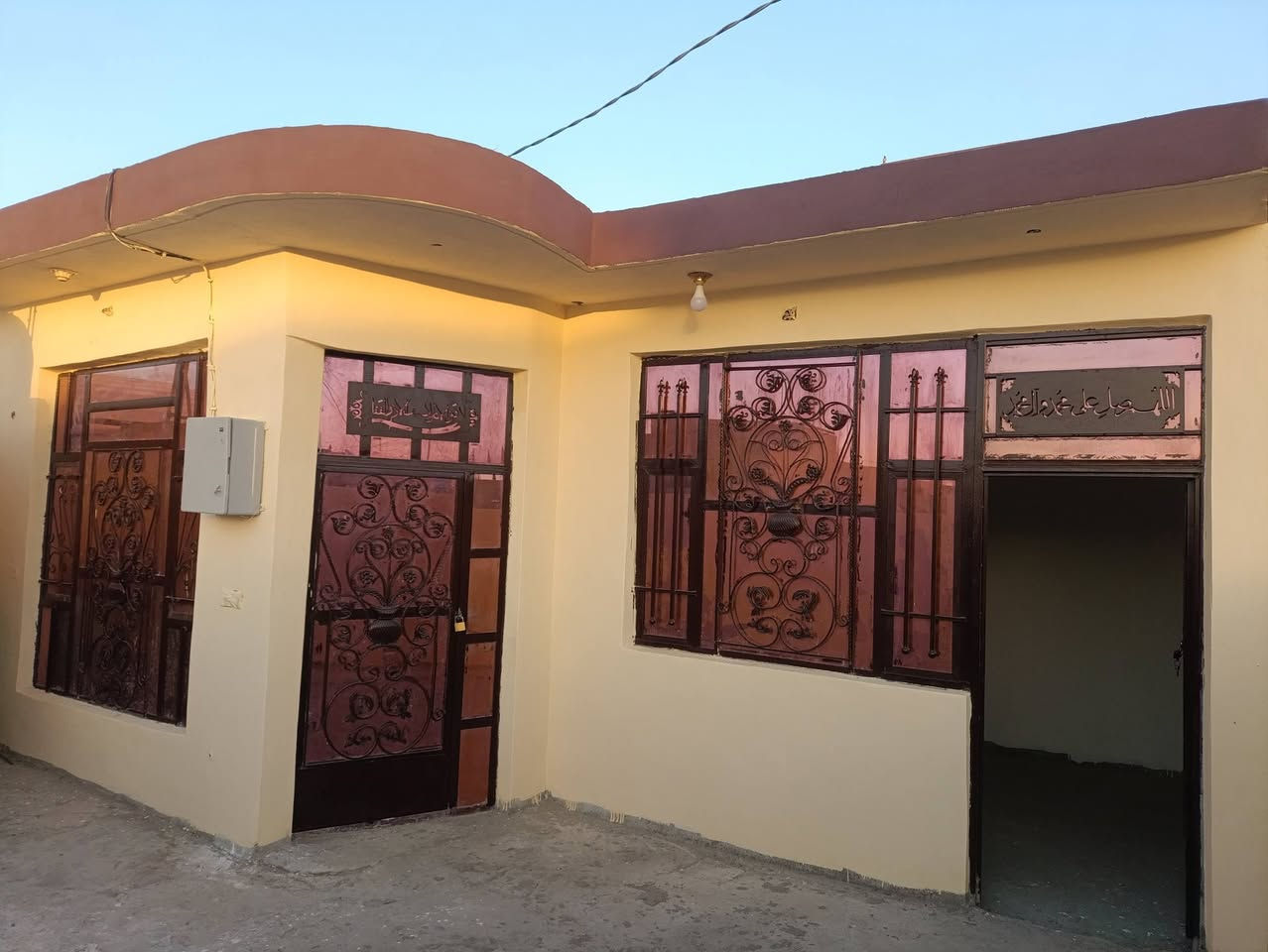 دار للبيع مساحة 150متر ركن
غرفة نوم وحده وصالة واستقبال ومطبخ وحمام 
الارضيه صب 
حواس خلف اسواق ابو منذر 
***********
