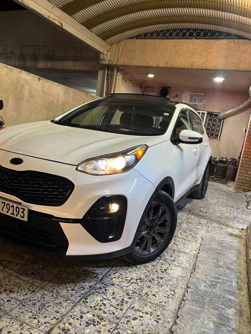 السلام عليكم سبورتج 21 فوول مواصفات كشن جلد وكهرباء ورادار امامي وجانبي وبك لايت لد وبانوراما مرايا شفط و شفتات ستيرن وستيرن رياضي وسايد بريك بصمه وتخم تاير جديد والسياره بصمه فووول الفول بدون ايرباك بدون داخل حت المي مال  شركه رايدها ب ب 184 ورقه بيهه شويه مجال بيع او مراوس حسب القناعه ماشيه 44 الف حقيقي على الفحص الاتصال ***********
