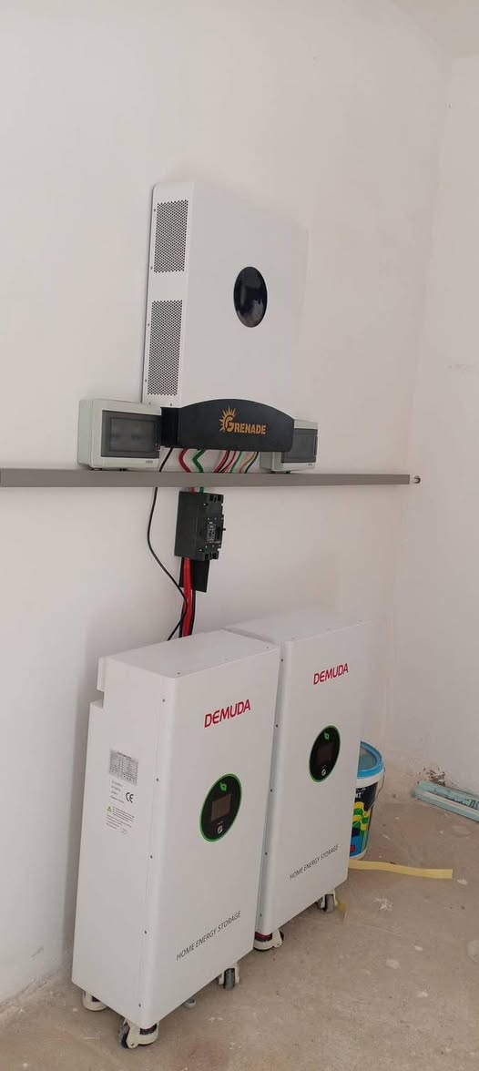 تم تجهيز ونصب منظومة طاقة شمسية قدرة 38A نهاري و30A ليلي لمدة أربعة ساعات بالتناوب مع الوطنية لدار الحاج خيري عبد اللطيف في منطقة بصائر بأستخدام بطاريات ليثيوم قدرة 16KW نوع ديمودا عدد ٢  أنفيرتر نوع كرنيد قدرة 12KW والواح لونجي 615W وجهين منشأ موثوق مع استخدام قواطع حماية AC و DC و جوزات حماية ذات كفاءة عالية للاستفسار الاتصال على الرقم *********** ابو انس. *********** ابو كريم 
الأنبار  هيت الجري عمارة د نوزاد ..
