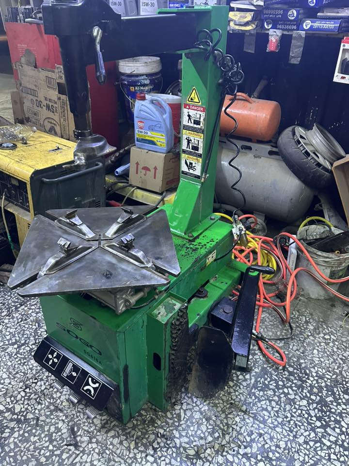 خالعه مفتوح تقريباً 50 تاير بيها كلش نضيفه استعمال قليل مناقصها شي كلشي بيها عل بلاد هاذه بلنص مستعمل هم قليل بس جان متروك بس هم شغال عل بلاد كلشي مابيه 

مكانها بغداد بلديات 

***********
