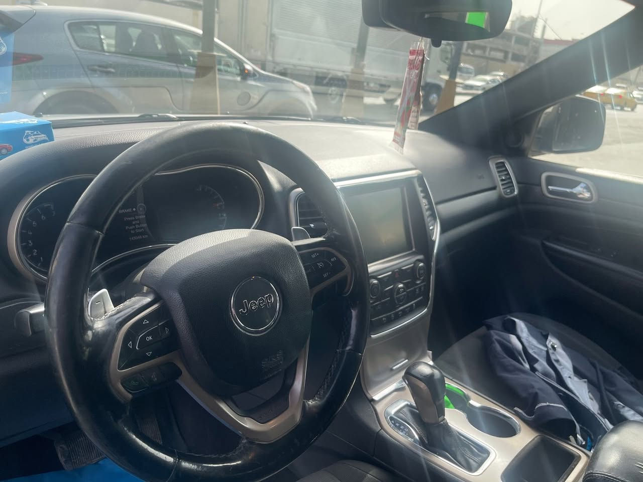 جيب لاريدو 2017 حادث بنيد فقط سيارة جاهزة من كلشي ادامة منظومة البانزين قبل شهر تبديل فيول بم بلكات تنظيف نوزلات حجر بيية تبديل حساسات في في تي  صدر جديد بدون اي كلوب بلدشبول او اي عطل ماعدا البنيد يراد الة صبغ فقط 
المواصفات 
بصمة دخول ابواب
فور ويل
شاشة جبيرة 
اطفاء تشغيل عند التوقف
حساس خلفي
رادار خلفي 
تشغيل عن بعد 
ماشية 90 الف ميل مشي حقيقي 
انظمة قيادة
السعر 195 وبيها مجال بسيط 
***********
