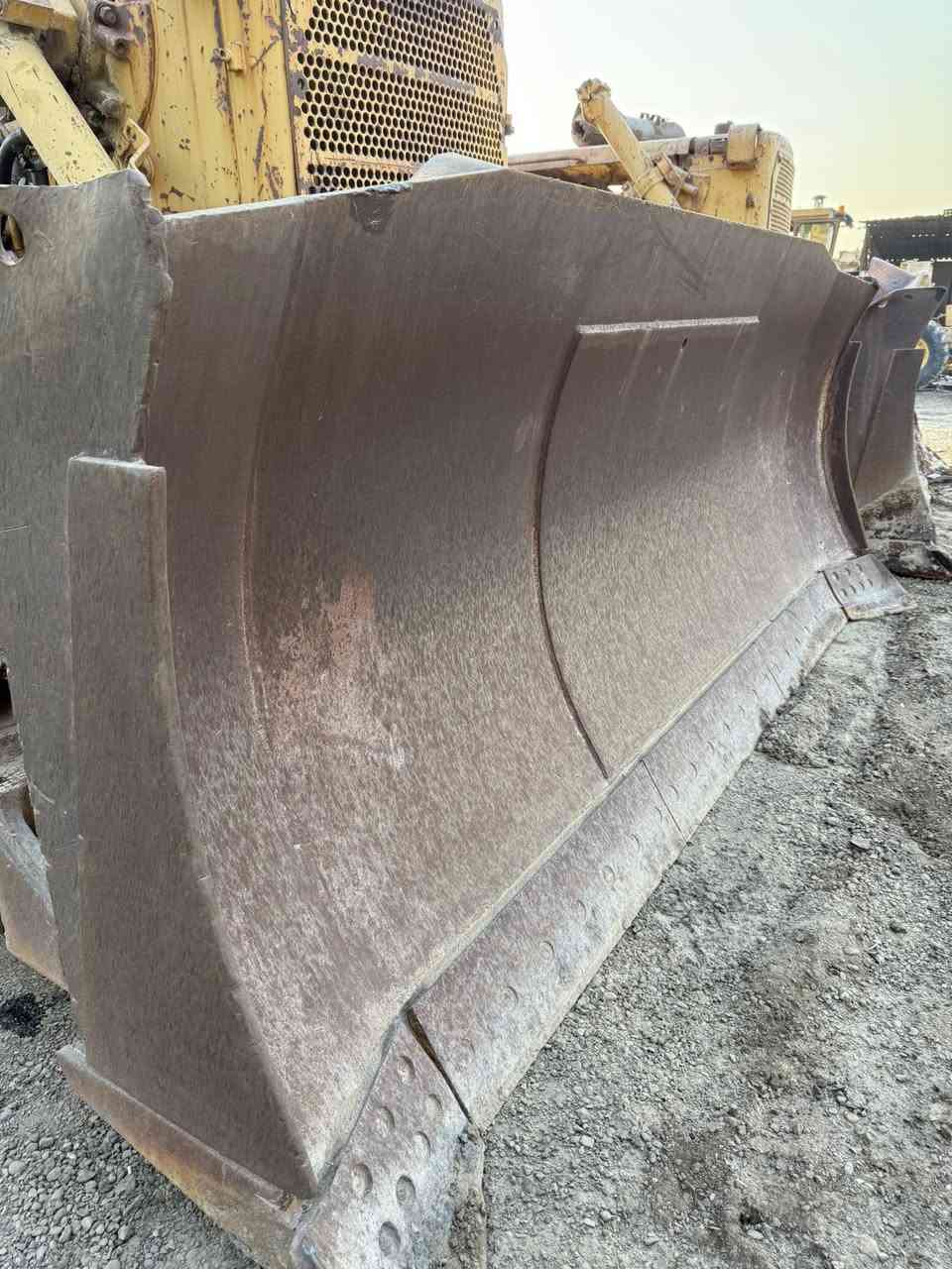 للبيع بلدوزر كتربلر جاهز للعمل 
موديل ١٩٨١
سايز ٢٥
محرك لا صرف ولا بخار 
الحزام امريكي 
الحدادية كاملة 
الستيرن والصفاح بلاديات 
رقم بغداد مشروطة التحويل 
راديتر اصلي/برادات اصلية/بمات اصلية 
لايوجد نضوح/الشاصي مكفول 
الكير ما مفتوح 
مكانهه بغداد 
عمار البديري/***********
