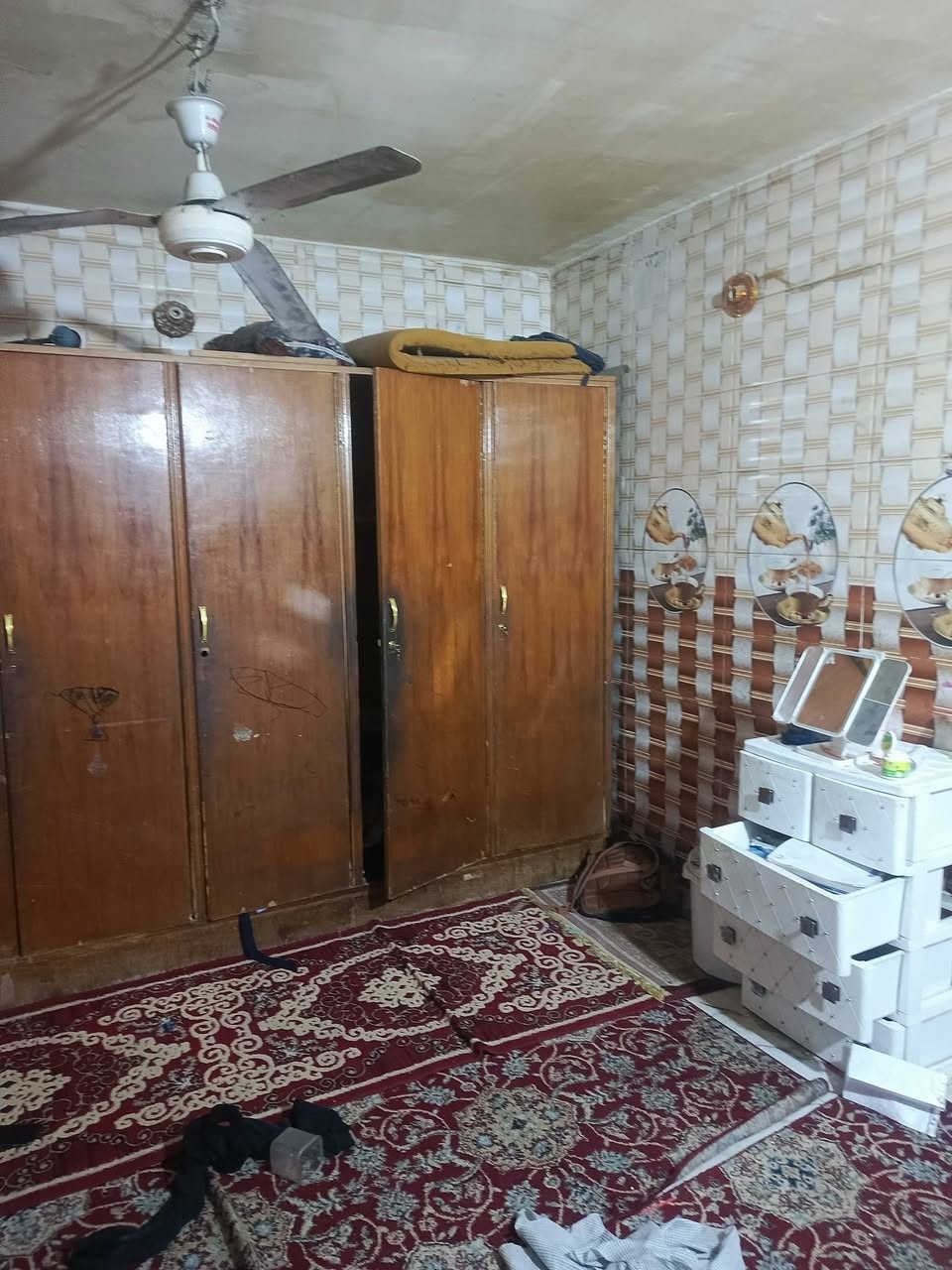 السلام عليكم ورحمه الله وبركاته 
مشتمل في الشعب حي الجزائر 
ماقبل المستوصف 
مشتمل طابقين 
قسام شرعي كل ناوي على بيع البيت 
المساحة ٧٠ متر واقع حال في سند ٦٥ 
البيت البيعه واقع حال مثل ما في الفيديو 
طابو صرف  السعر ٨٥ بي مجال كلش بسيط 
الهاتف *********** يوجد واتساب
