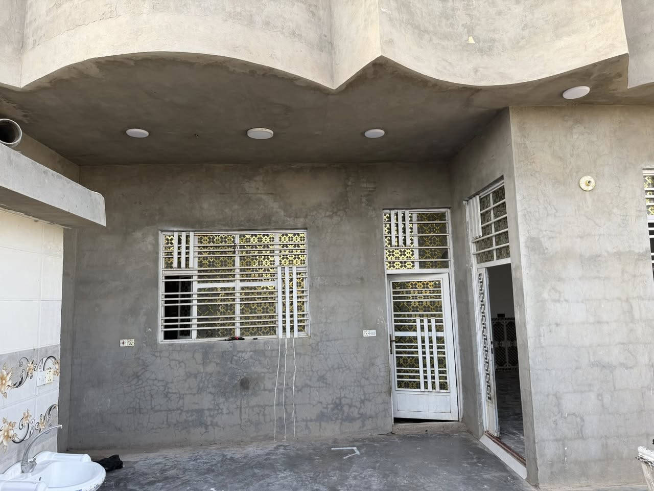 (سلام عليكم اللهم صلي علا محمد وآل محمد )مرخصت مدير الكروب بيت البيع العنوان مدخل النهروان قرب الصيطره شارع التارتار 3 فرع قريب عل شارع العام يتوفر كافه الخدمات مي كهرباء تبليط عله شارعين مفتوح البيت زراعي مساحه 230 معه قطعه ارض 230 يعني مجموع كلي 460 معه البيت بناء حديث صار سنه تقريب يتكون من غرفتين نوم 5في 5 الصاله 8في 4 المطبخ. 6 في 4 حمام داخلي حمام خارجي صحيات مطبخ حراري ستقبال 7 في 4 بيت جاهز بيت رفت حديقه بيه مثل ما موضح بل تصوير كهرباء خطين بيه بيت جاهز بس جيب غراضك وكعد او الف عافيه عل ياخذه السعر خاص الستفسار تصال عل رقم *********** بيه وتساب او بل خدمه
