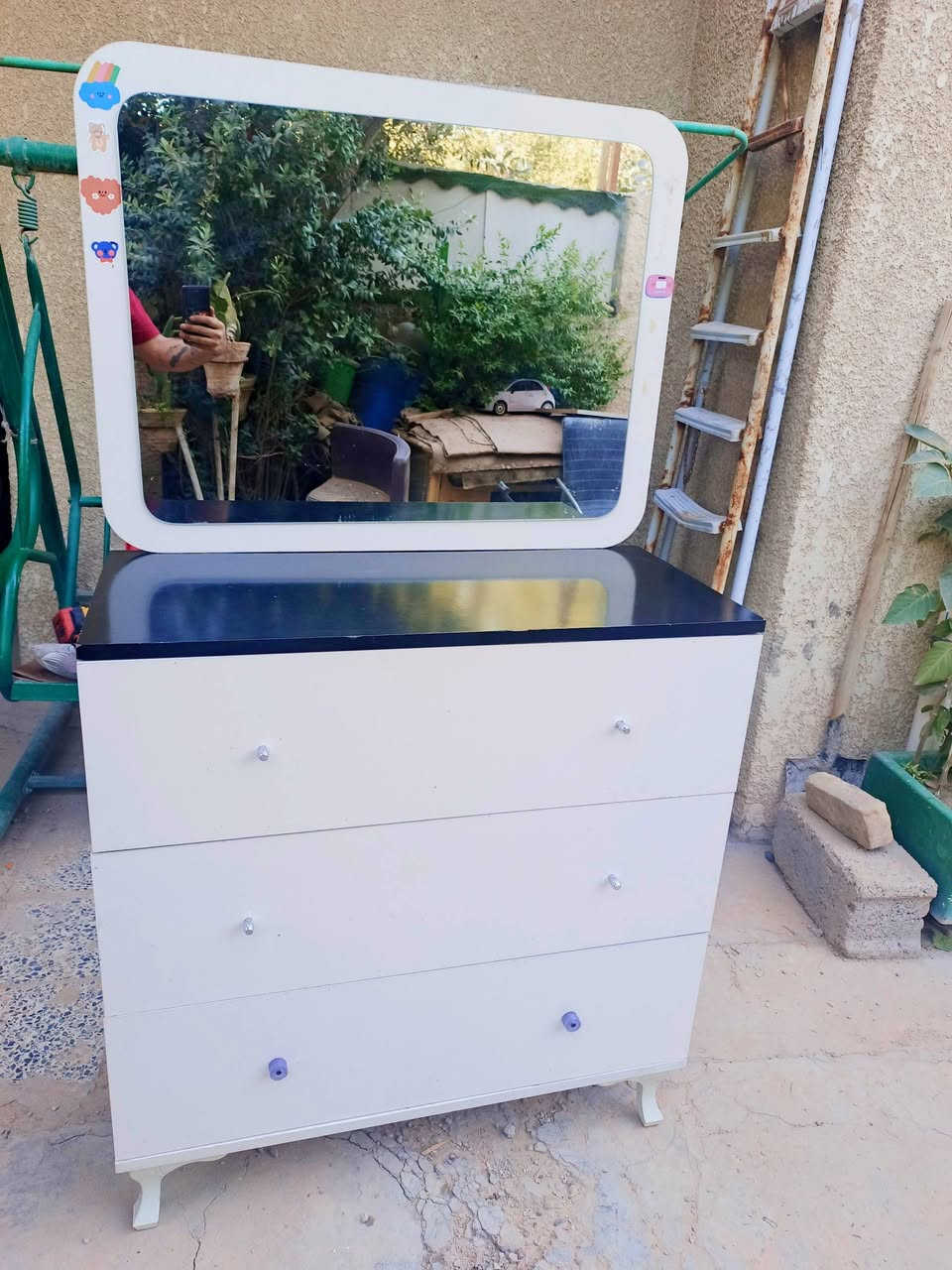 غرفة نوم تركيه تتكون من 4 قطع نضيفة 
بيها نقص السرير مكسره البازيات ضال بي بس الرس العالي 
الدوشمه مال سرير 📞 ***********  ... بغداد
