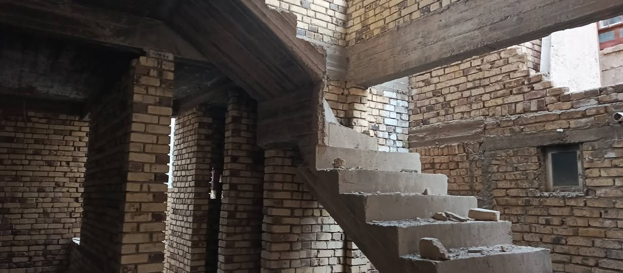 هيكل للبيع مساحه 120م زويرالغربي قرب مشروع الماء الكبير طابقين غرفتين هول صاله مطبخ كلدور مجمع صحيات الاستفسار ***********
