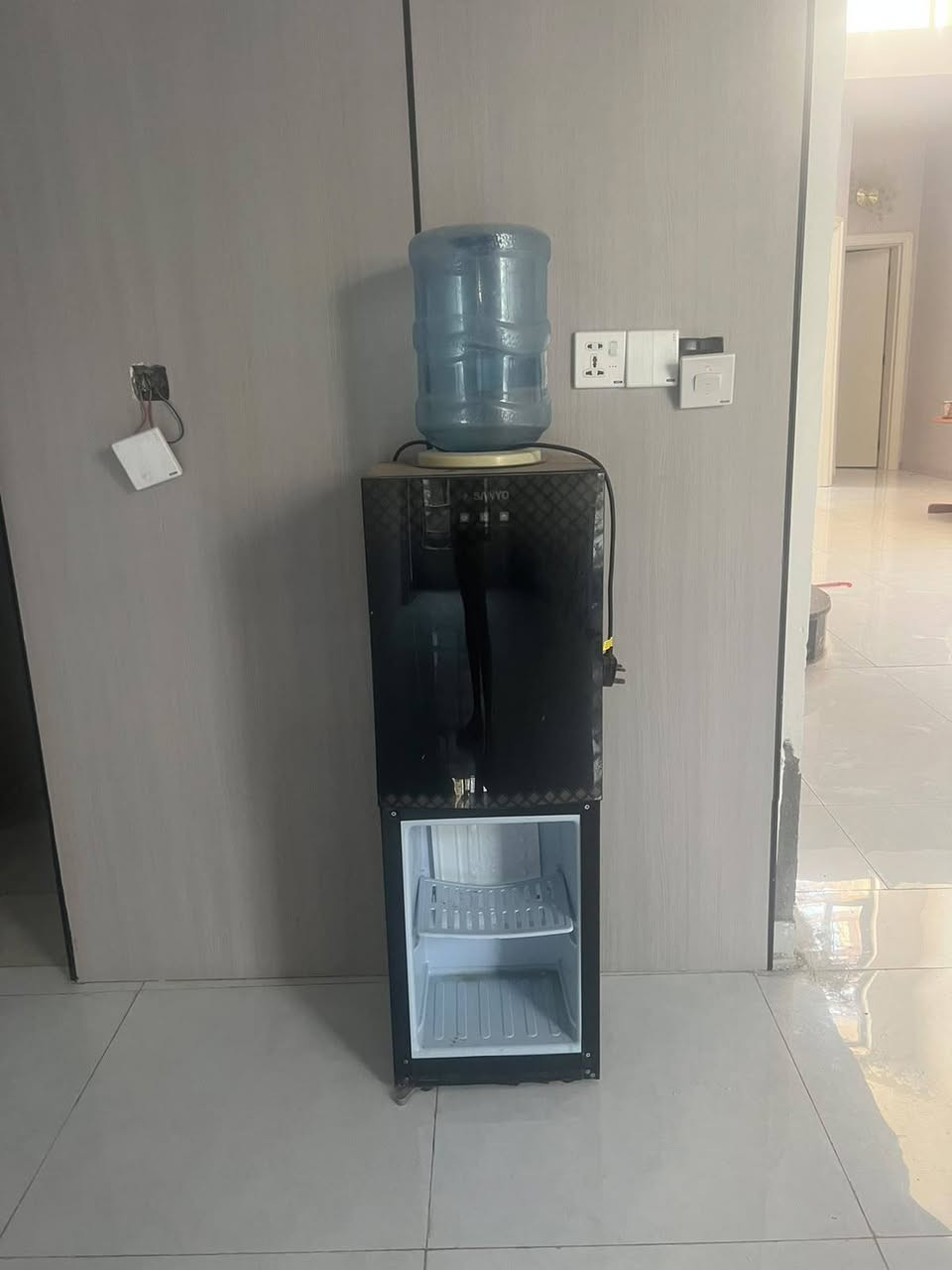 مطبخ كامل للبيع مستخدم بحاله جيده والله ابلاش لحك 

كاونتر المنيوم طول ٣ متر 

ثلاجه توسوت 

طباخ نوال 

مرشحه كوري

فرن كهربائي 

قلايه هوائيه 

براد ماء 

السعر ٧٥٠ وبيه مجال كله جديد مكاني بابل فقط واتساب ***********
