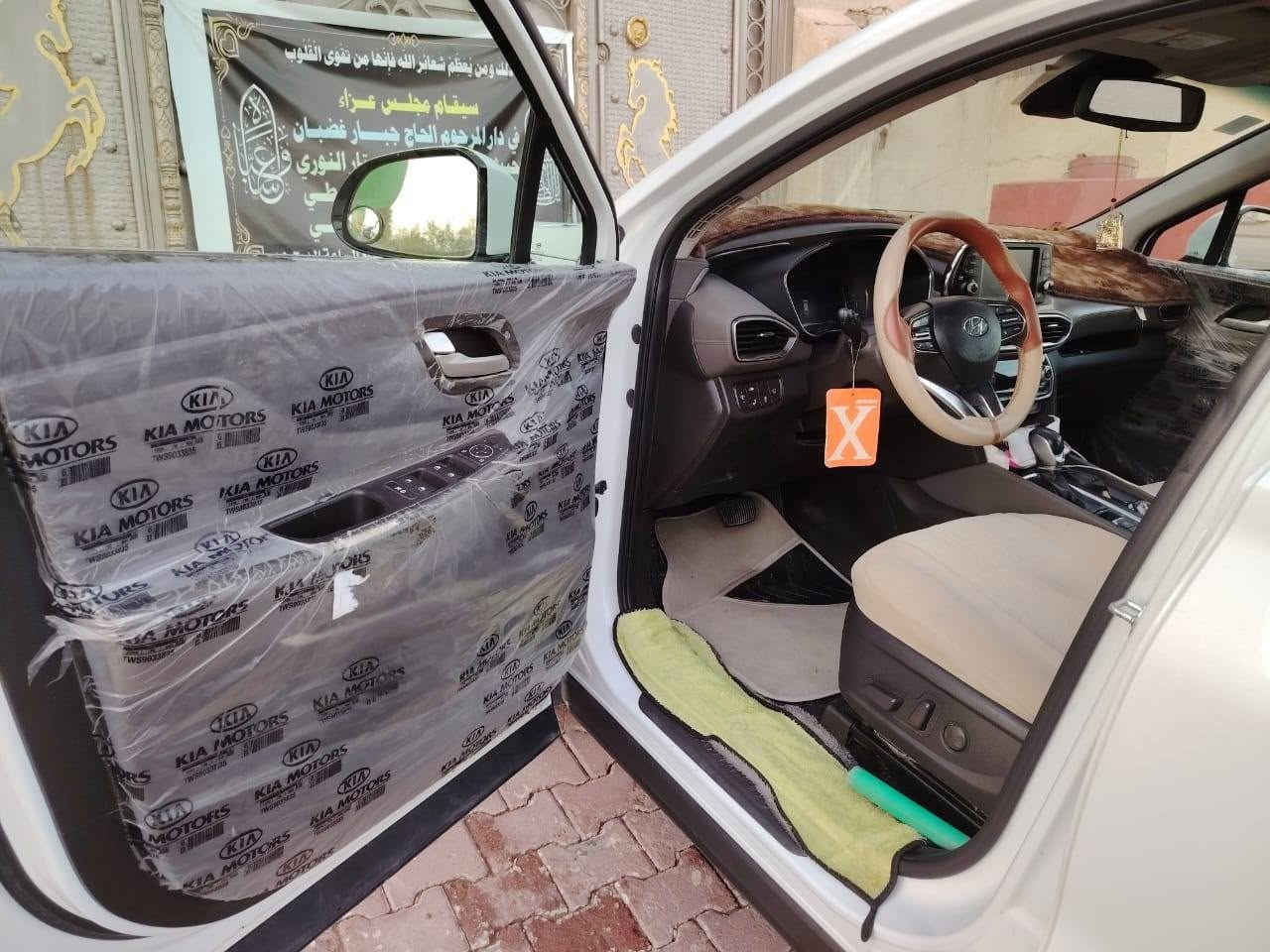السلام عليكم
سورنتوا 2019 وارد امريكي شكل ال2020 فول مواصفات عدا البانوراما 
مكفولة من الصبغ والفتح والتبديل 
اربع سلندر مكينه 2500 مكفولة وكير مكفول
بصمة تشغيل بصمة ابواب 
7 راكب 
3 قطع تبريد 
كامرات خلفيه رادارت جانبيه
حساس امامي خلفي 
شاشة جبيره كاربلاي 
فول تحكم ستيرن 
3 انظمة قيادة 
سايد بريك بصمة 
جنطة كهرباء 
كشنات جلد وكهرباء السايق والبصفة 
لايت زنون 6 عدسات لد امامي خلفي 
ويل كروم 
رقم بغداد الانكليزي الجديد تحويل ثاني يوم 
مكاني البصره
***********
السعر 180$ بيه مجال

