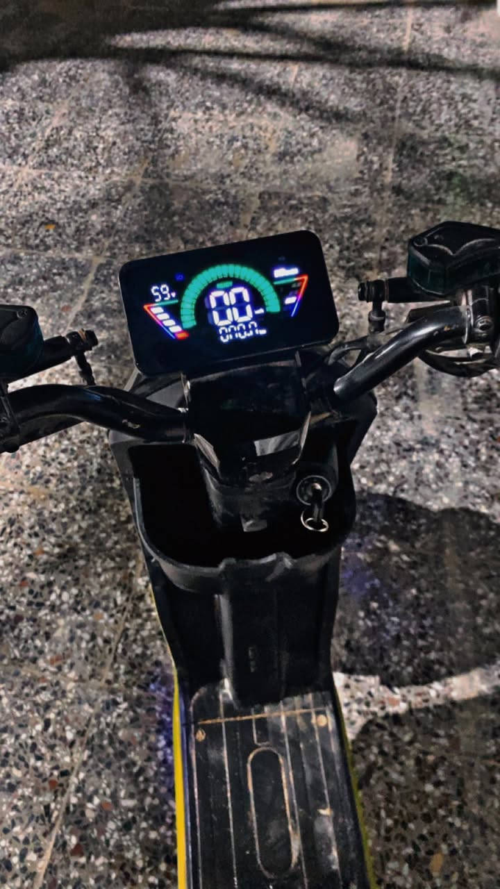 سلام عليكم r9 2025 للبيع بطاريات نص عمر وبيه شخوط بالكفرات ب300 وبيه مجال ***********
