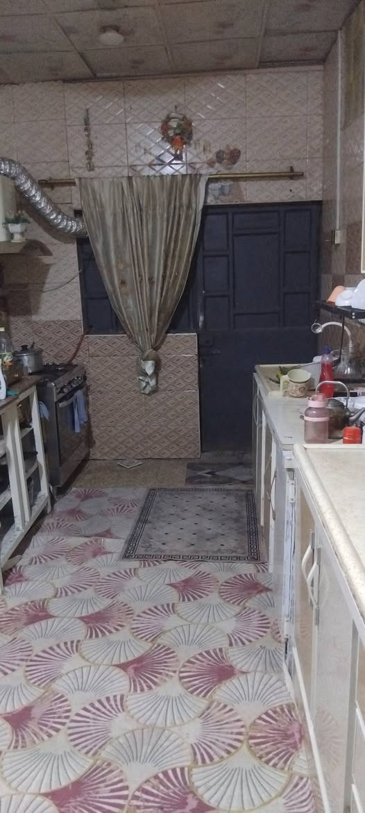 السلام عليكم دار للبيع الامن الداخلي المنطقه الجديده قرب شارع القائد المساحه ٢٠٠ متر البيت رقم ومعامله كامله يتكون البيت من ديوانيه ٦×٤  هول ٥ ×٤ مطبخ ٥ ونص ×3 وغرف نوم عدد ٢ ٥×٤ منور واحد متر خلف البيت حمام داخلي وحمام خارجي ساحه ٨ ×٦ البيت كامل الطابق الثاني مشتمل يتكون من غرفه نوم ٤×٦ هول ٤×٤ وحمام خارجي السطح كله مسوينه قمريه على كبر السطح السعر ١٤٢ بي مجال بسيط ***********
