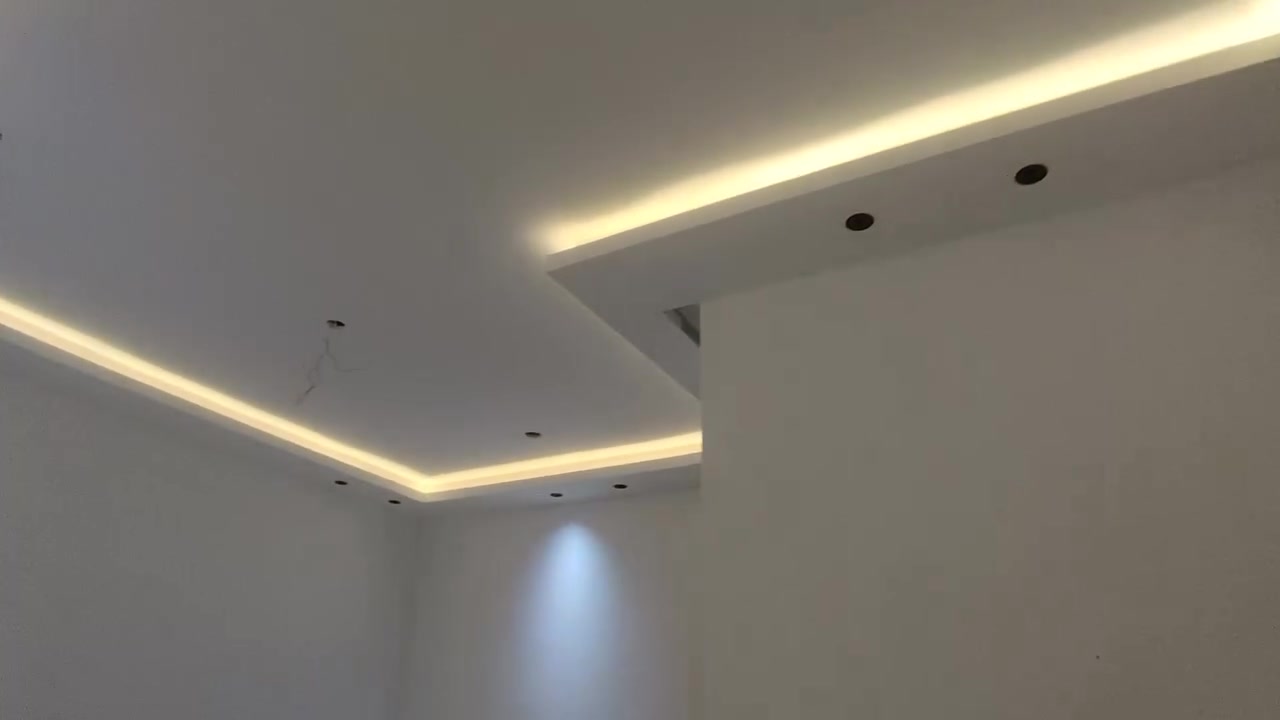 إذا كنت تبحث عن ديكور داخلي مميز لبيتك، شقتك، أو مكتبك.. فريقنا جاهز لتلبية طلبك بأعلى معايير الجودة وأحدث صيحات الديكور لعام 2026.✅ نضمن لك: التزام تام بالمواعيد، دقة في التفاصيل، وأسعار تناسب ميزانيتك.💬 ارسل لنا مساحة غرفتك الآن، وسنقدم لك المقترحات المناسبة!📞 للتواصل المباشر: [***********
