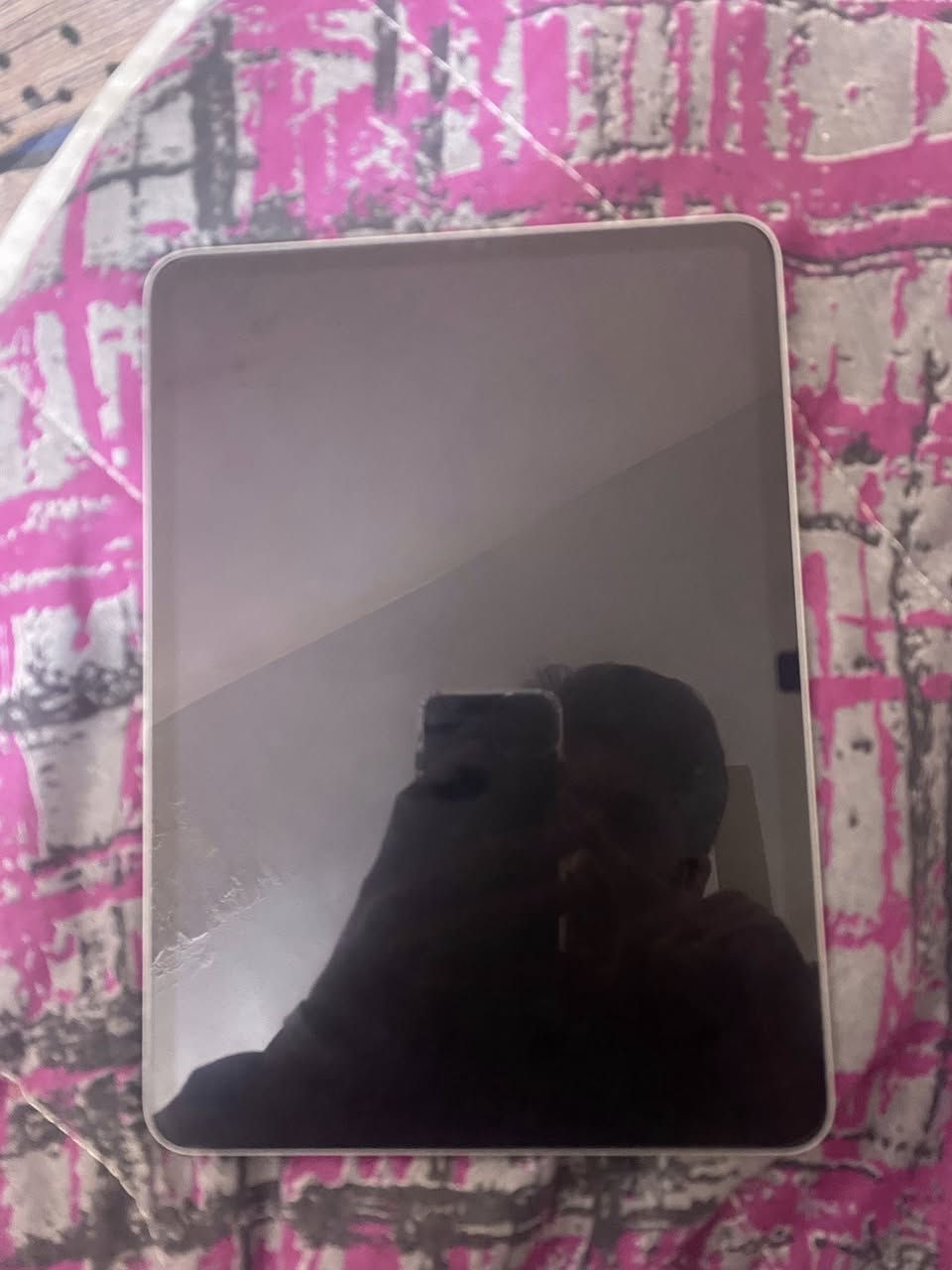 ايباد برو m2 نموذج m شرق اوسط  غراضه كاملة السعر قفل 700 بغداد الزعفرانية

