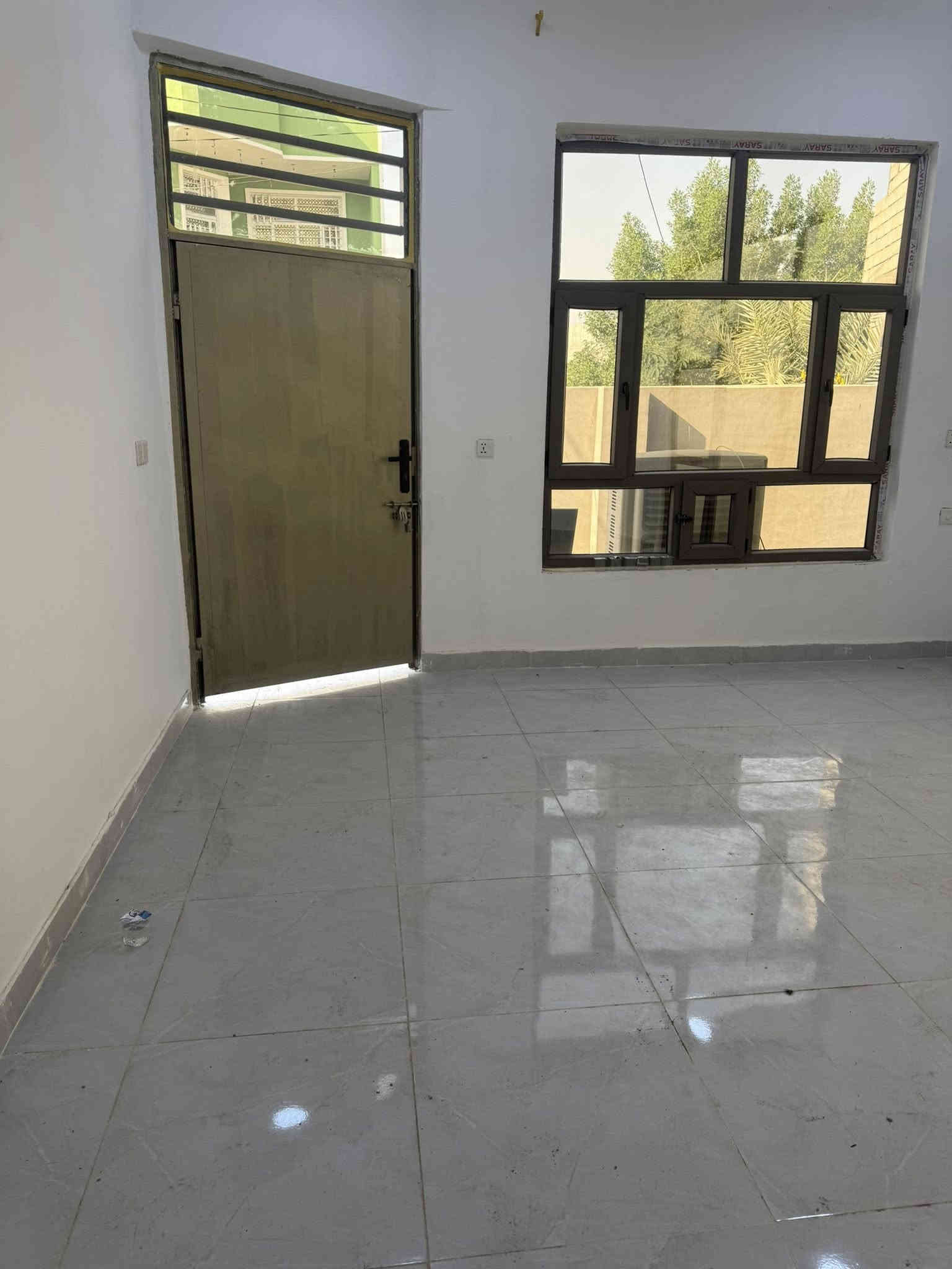 سلام عليكم دار لليجار تقاطع القدس خلف جامعة الرافدين غرفتين نوم صالة استقبال مطبخ حديقة داخلية حديقة خارجية كراج سيارة ٢٠٠متر ***********
