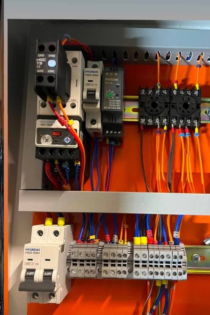 مستعدون لتئسيس الكهرباء في جميع مناطق البصره والعطال المنزليه والبنلات atS بحدث انضمه وحمايه متكامله للستفسار ***********حسين الكهربائي
