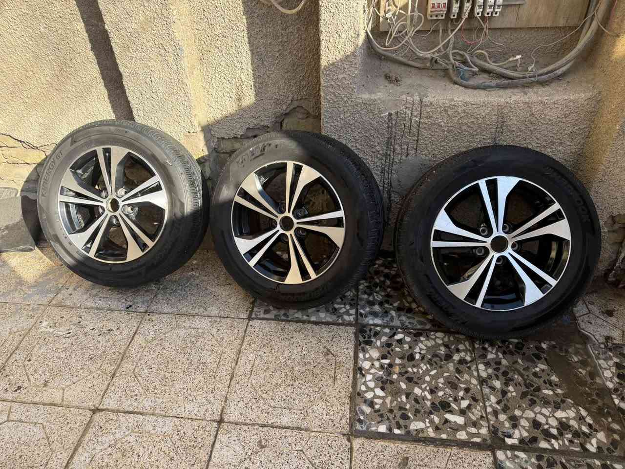 السلام عليكم اخوتي الطيبين عندي ٣ وياله نيسان سنترا ٢٣ مال كصه قياس ١٦/٦٠/٢٠٥ تايرات انتاج ٢٣ نضيفات كلش لاعواج ولا لحيم بدون حساااااس تايرات جدد رايدهن تلاثتهن ب٣٠٠ وبيهن مجال بسيط حك الجيه يعني التك ب١٠٠ الف كامل هوه وتايره واني خادم   مكاني بغداد حي التراث قرب تقاطع درويش وقرب البياع ***********
