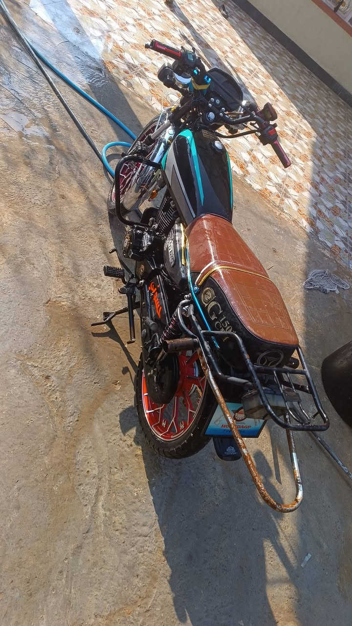 السلام عليكم دراجة سيفان للبيع موديل 25مبدل تانكي مالتة الاصلي موجود الويل هم مبدل الدراجة مهمولة مكينة سودة  الدرجة نضيفة بس مهمولة 750بي مجال اوراق كاملة مكاني بهرز. ***********متواجد خاص
