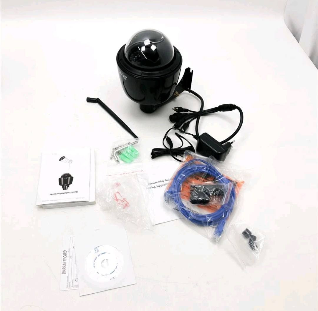 كاميرا ZILNK IP الخارجية اللاسلكية بدقة 1080 بكسل هي كاميرا مراقبة منزلية عالية الدقة مصممة للاستخدام الداخلي والخارجي، وتتميز بوظائف التحريك والإمالة والتكبير/التصغير (PTZ). يتوفر هذا المنتج وملحقاته للشراء من خلال منصات البيع بالتجزئة عبر الإنترنت مثل أمازون وإيباي. 
الميزات والمواصفات الرئيسية
الدقة: توفر الكاميرا فيديو عالي الدقة بالكامل (Full HD) بدقة 1080 بكسل (1920×1080).
PTZ والتقريب: تدعم الكاميرا دورانًا أفقيًا بزاوية 355 درجة وإمالة عمودية بزاوية 75 درجة، بالإضافة إلى تقريب بصري 5x مع تركيز تلقائي، مما يضمن تغطية 360 درجة ورؤية تفاصيل دقيقة.
الرؤية الليلية: مزودة بـ 22 مصباح LED يعمل بالأشعة تحت الحمراء لتوفير رؤية ليلية واضحة (أبيض وأسود) تصل إلى 30 مترًا في الظلام.
الاتصال: تتصل الكاميرا بشبكة الواي فاي بتردد 2.4 جيجا هرتز عبر هوائي قوي بقدرة 5 ديسيبل، وتدعم أيضًا الاتصال السلكي عبر منفذ RJ45 إيثرنت.
مقاومة الطقس: تتميز بهيكل معدني متين ومقاوم للماء بتصنيف IP65، مما يجعلها مناسبة للاستخدام في مختلف الظروف الجوية.
المراقبة والتسجيل: تدعم كشف الحركة مع إرسال تنبيهات إلى الهاتف الذكي (iOS و Android)، وتوفر تسجيلًا مستمرًا أو عند الحركة على بطاقة Micro SD (حتى 64 جيجابايت، غير مدرجة).
الصوت: تدعم إمكانية توصيل ميكروفون ومكبر صوت خارجيين لتوفير صوت ثنائي الاتجاه. 
السعر 80 الف 
***********
