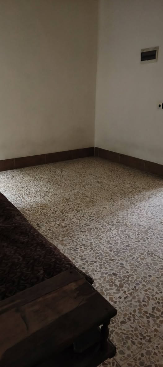 بيت اللايجار مساحه 100 متر يحتوئ علئ غرفه نوم واحده ستقبال وهول ومطبخ وحمام  خدمات مي وكهرب وشارع موقع حي السماح الثانيه يم ملعب السماح 
السعر 200 الف 
اللستفسار ***********
