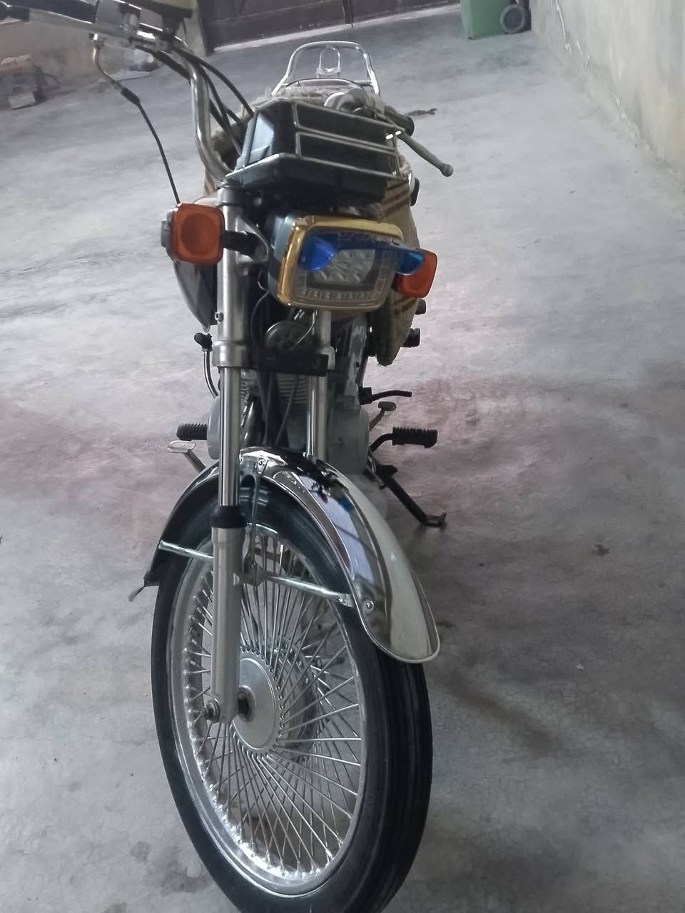 سلام عليكم موطور للبيع ارشه مديل20مكان بلدروز رقم ***********
