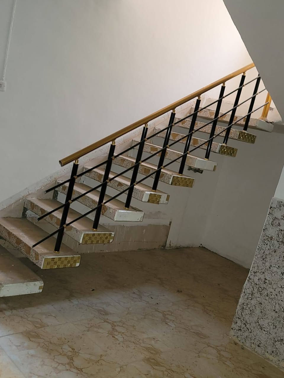 بيت بشارع سالم 150متر طابقين  الطابق الارضي  غرفتين نوم وغرفه استقبال ومطبخ وصاله وصحيات. والطابق الثاني غرفتين نوم وصاله ومطبخ وصحيات
 والطابق الثاني معزول درجه للخارج الاستفسار على رقم ***********
