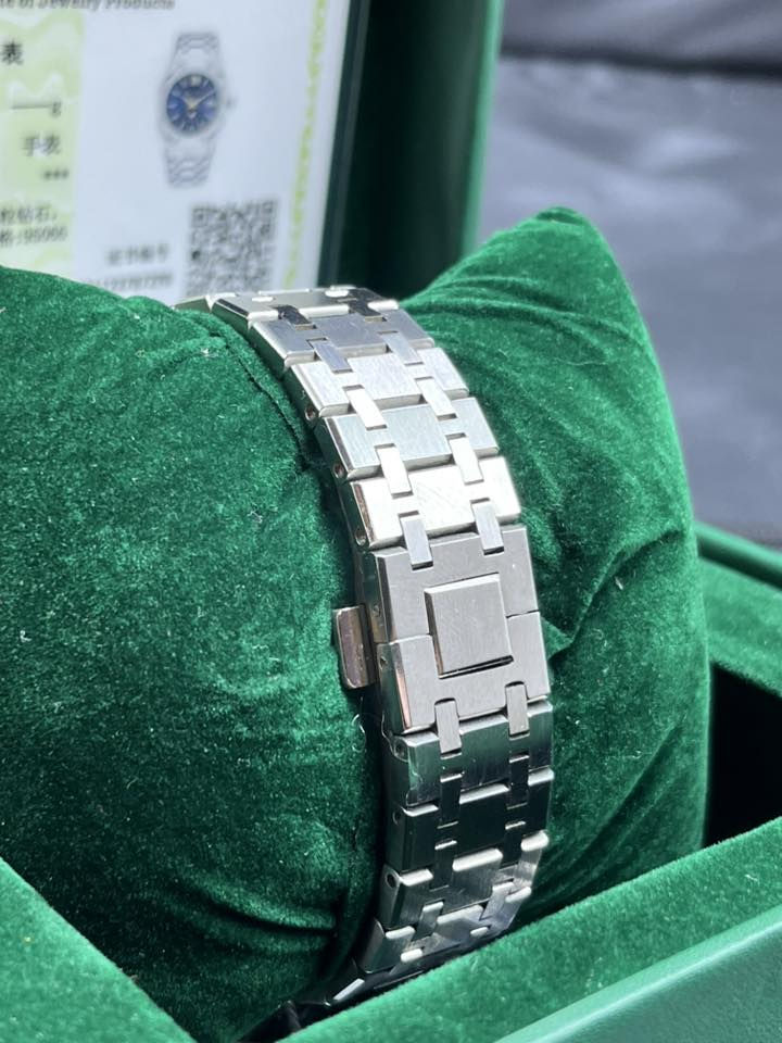 ميخائيل موسكو
الهيكل ستانلس ستيل 
القطر 42
حبة الماس مع شهادة فحص عند الرقم6
اوتوماتيك خزن طاقه 48 ساعة
السعر 110$
الحالة(مستعمل)


**إذا كنت صاحب هذا الإعلان وتريد حذفه لأي سبب، رجاءا أرسل رسالة إلى الدعم الفني**