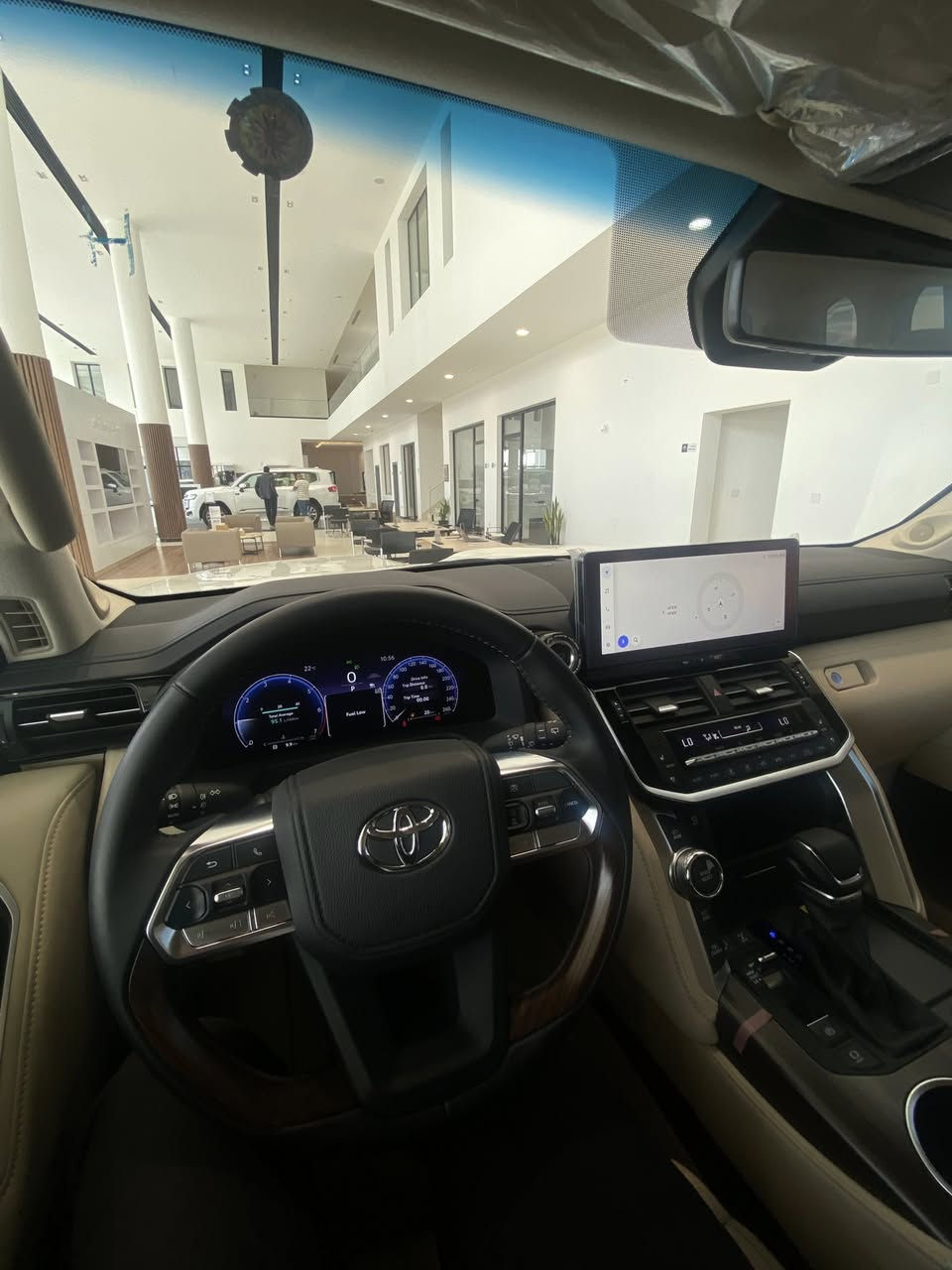 السلام عليكم 
لاندكروزر vx high limited 25 زيرو للبيع 
زيرو مماشيه 
محرك 4000/V6 تنفس طبيعي 

• مقاعد جلد.
• تدفئة المقاعد الأمامية.
• تبريد المقاعد.
• فتحة سقف.
• صندوق تبريد في الكونسول الوسطي (ثلاجة).
• أضواء داخلية.

• شاشة كاميرا بانورامية.
• شاشات عرض للمقاعد الخلفية.

• نظام التحكم التكيفي بالسرعة (رادار).
• نظام سلامة تويوتا 

للاستفسار عن السيارة التواصل عبر الرقم التالي
***********
