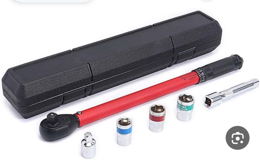 المنتج الموجود في الصورة هو مفتاح عزم الدوران (Torque wrench). وهو أداة تستخدم لشد البراغي والصواميل إلى قيمة عزم دوران محددة مسبقًا.
يُستخدم مفتاح عزم الدوران لضمان شد أدوات التثبيت بالقدر الصحيح من القوة، مما يمنع التلف الناتج عن الشد الزائد أو فك الأجزاء بسبب الشد غير الكافي. 

يعتبر أداة أساسية في الميكانيكا العامة، وعمليات تغيير الإطارات، وصيانة وإصلاح المعدات الصناعية. 

يختلف عن المفتاح العادي بأنه يوفر تحكمًا دقيقًا في القوة المطبقة، مما يضمن أن أداة التثبيت ليست مشدودة بشكل زائد أو ناقص. 

يُستخدم في مجموعة متنوعة من المهام في العديد من الصناعات، بما في ذلك إصلاحات وصيانة السيارات والمنزل. 

من 20الى 230نيتون 
السعر 30الف قطعه مخيفه وثقيله


**إذا كنت صاحب هذا الإعلان وتريد حذفه لأي سبب، رجاءا أرسل رسالة إلى الدعم الفني**