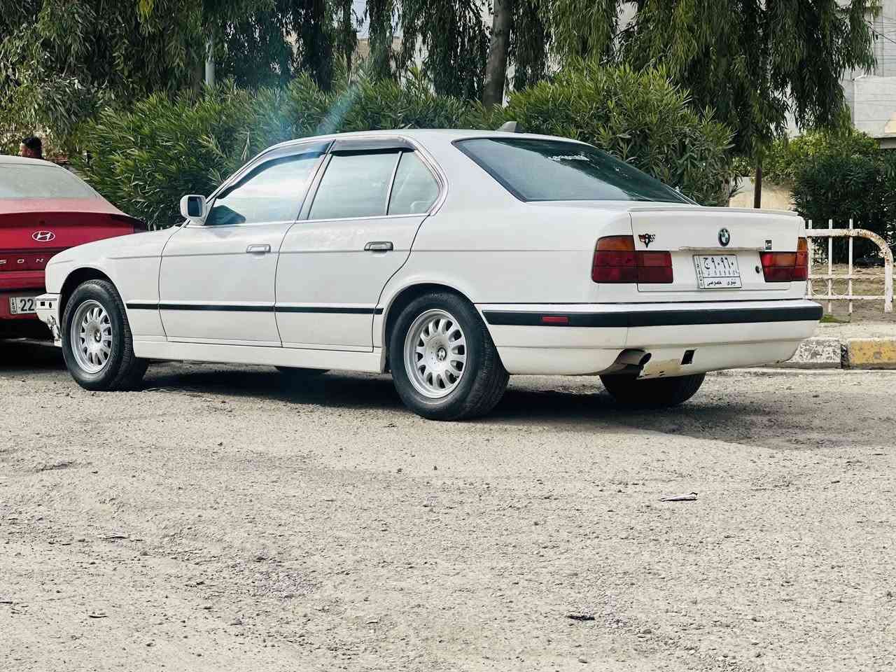 السلام عليكم بي ام دبليو موديل.
١٩٩٢
السياره بدون ضرر كافله عامه 
صبغ جماليه 
كير ومحرك شرط 
صدر جديد 
تخم تايه جديد 
السياره احلى من صور 
مكان السيارة موصل الجديده
وادي العين 
مامتوجت على فيس 
هذا رقمي 
***********
بي واتساب
