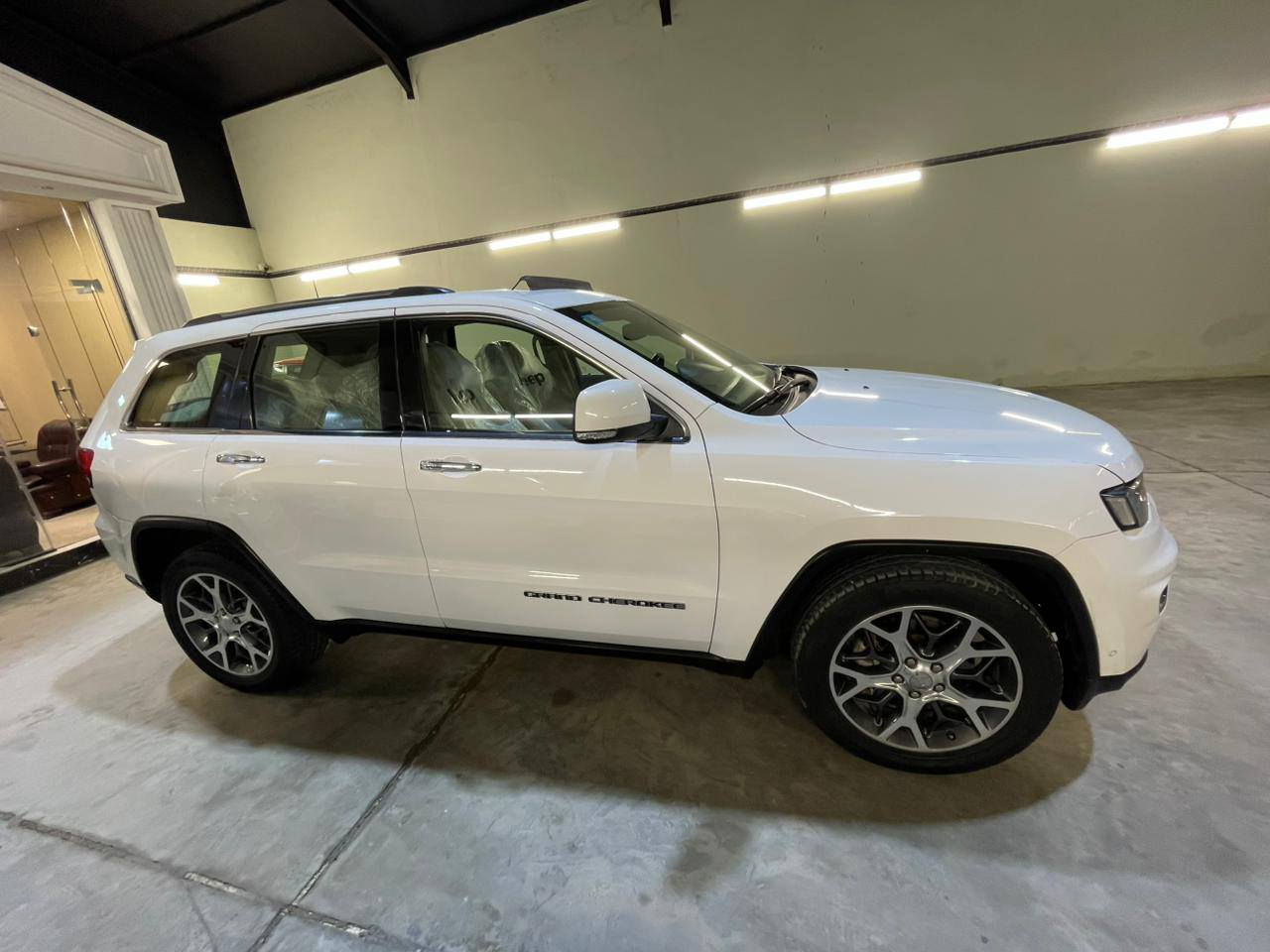 السلام عليكم جيب لاريدو وارد امريكي سيارة كلين وحلوة ونضيفة فول مواصفات للبيع شراي يل***********
