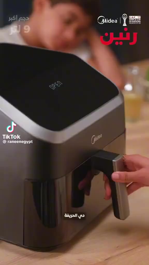 قلاية هوائية من ماركة ميديا (Midea)، وتحديداً موديل MAD-740F2APK، وتتميز بالمواصفات التالية: 
سعة كبيرة: تبلغ سعتها 7 لترات، مما يجعلها مناسبة للوجبات العائلية. 
تحكم رقمي: تحتوي على شاشة لمس رقمية مع 8 برامج طهي مسبقة الضبط. 
نافذة شفافة: مزودة بنافذة عرض تسمح بمراقبة الطعام أثناء الطهي. 
تقنية طهي متطورة: تستخدم تقنية تدوير الهواء الساخن (Cyclone Air Technology) للطهي بدهون أقل وقرمشة أعلى.


**إذا كنت صاحب هذا الإعلان وتريد حذفه لأي سبب، رجاءا أرسل رسالة إلى الدعم الفني**