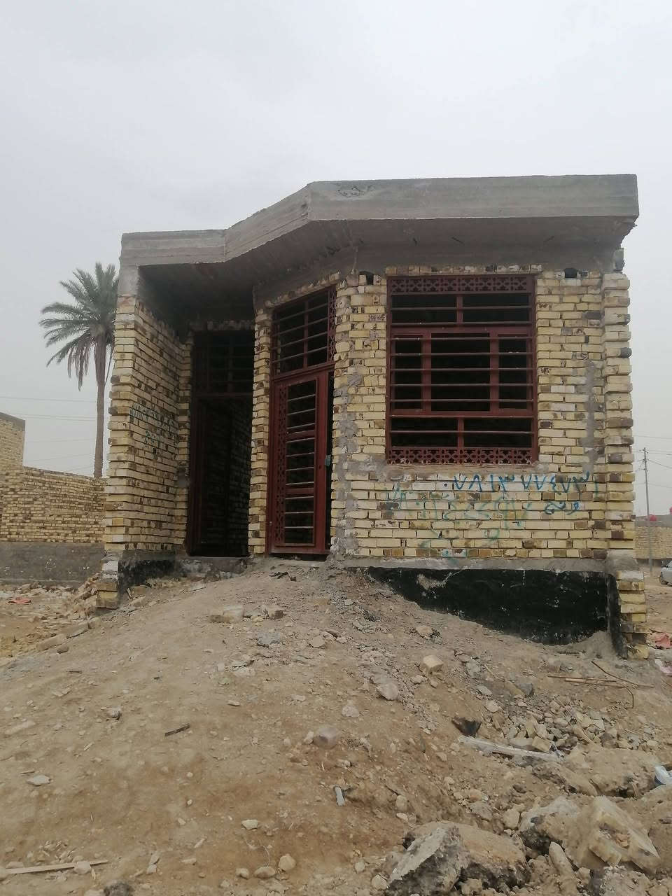 السلام عليكم هيكل المساحه 100 متر طابو زارعي سند 25 قريب ع شارع 100     الرقم ***********
