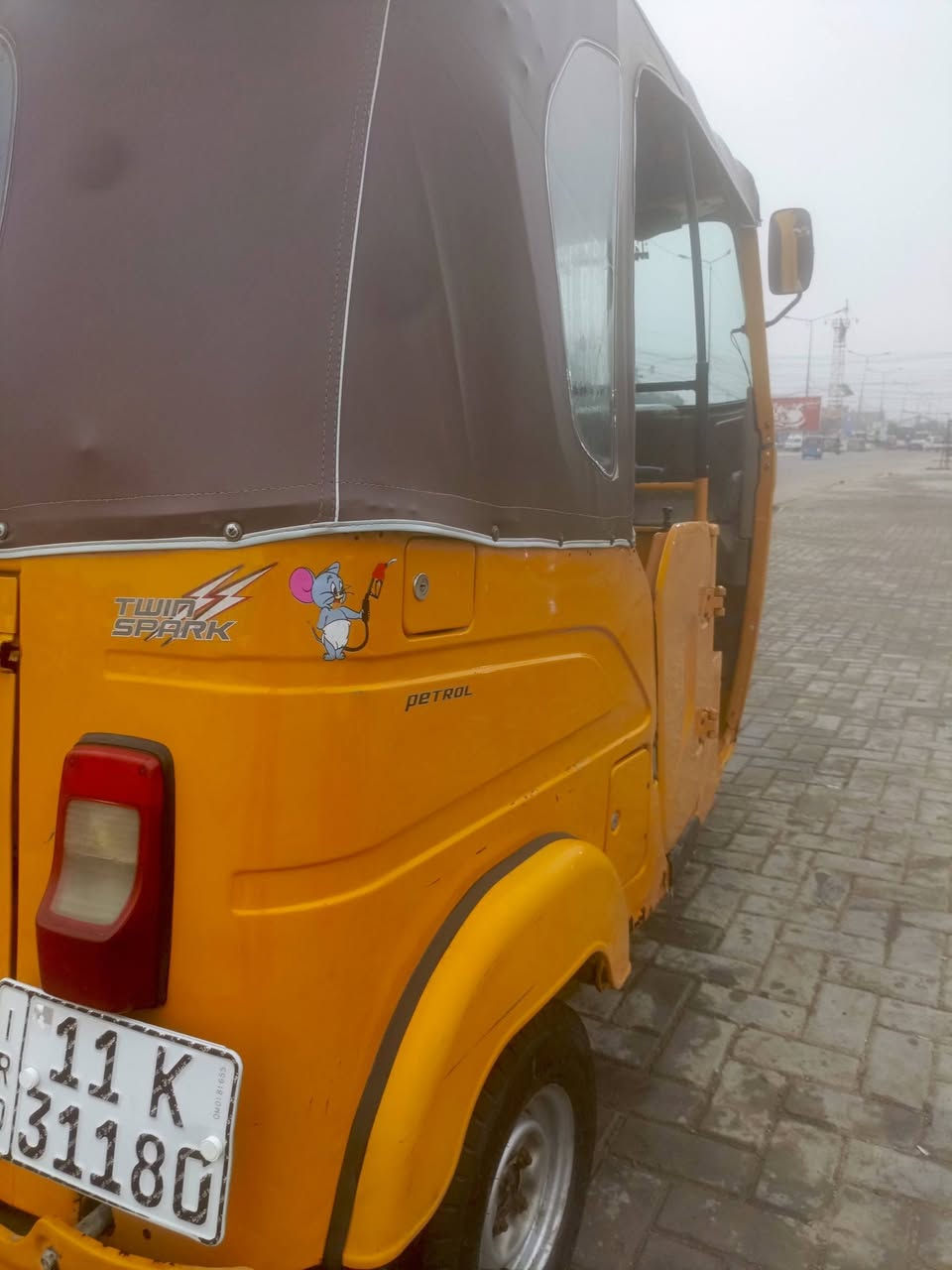 سلام عليكم تكتك مديل 21/12 للبيع مرقمه انكليزي الكهربائيات كلها شغاله المحرك ما  جادر جديد تخم تاير مسجل ابو الشاشه مكاني بغداد ***********
