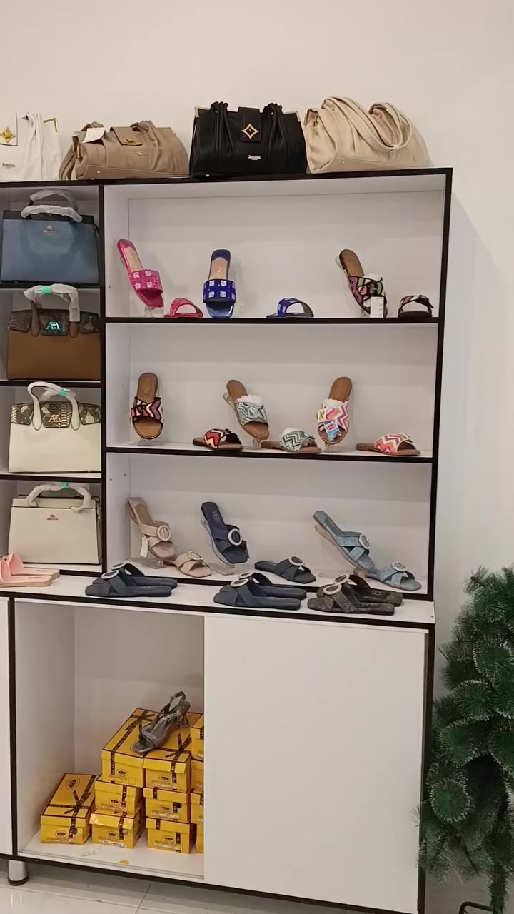 شلعة احذية وشحاطات وجنط مع ديكور المحل عدد القطع تقريبا ٣٠٠ قطعة
كامل ابيع ديكور والشلعة ب ٥ ملايين
العنوان بابل 
***********
التوصيل مجاني
