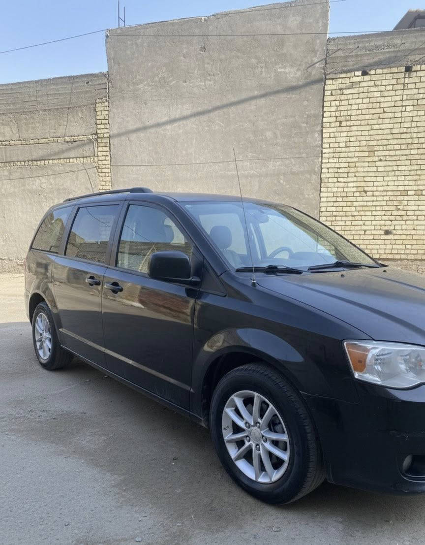 سلام عليكم 
دوج كرفان ٢٠١٩ رقم بغداد الدولي السيارة خليجية
بالعراق تبديل باب الصدر وباب السلايت الايمن تبديل فقطط 
وكشنات VIP سياحي منفصل ثلاث قطع تبريد
محرك V6 3600
شاشة بلادية
ونضام ايكو 
ومانع انزلاق
وتشغيل عن بعد
مكاني بغداد الحرية
السعر180 وبيها مجال 
رقم الهاتف: ***********
واتساب:***********
