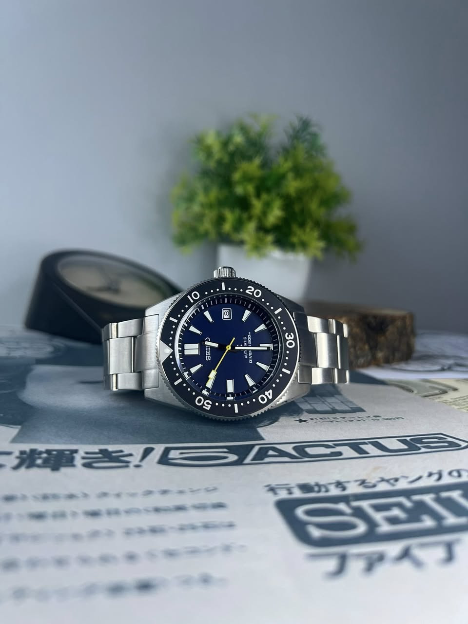 مرحباً
ساعة سيكو بروسبكس (Seiko Prospex) - الإصدار الخاص
العلامة التجارية: سيكو (Seiko) اليابانية الرائدة في عالم الساعات الاحترافية.
نوع الإصدار: إصدار خاص (Special Edition) يتميز بتفاصيل حصرية تميزه عن الموديلات التقليدية.
قطر الساعة: تأتي بمقاس 41 ملم، وهو الحجم المثالي الذي يجمع بين الهيبة على المعصم والراحة في الارتداء.
الماكينة: تعمل بحركة أوتوماتيكية متطورة فئة 6R35 التي توفر دقة زمنية فائقة.
احتياطي الطاقة: تتمتع بقدرة تشغيل مذهلة تصل إلى اكثر من 50 ساعة الهيكل والزجاج: مصنوعة من الفولاذ المقاوم للصدأ مع زجاج ياقوتي
Sapphire Crya1) أم ا
مقاومة الماء: مصنفة Diver's Watch 200m 5، مما يجعلها مناسبة للغوص المحترف والظروف القاسية
الحالة: الساعة أصلية بالكامل ومستخدمة مره واحدة فقط مع كامل مرفقاتها حته الكيس باسم Seiko
اسعارها تتراوح بين $1300-$900

لمعرفة سعر مراسلة الصفحة


**إذا كنت صاحب هذا الإعلان وتريد حذفه لأي سبب، رجاءا أرسل رسالة إلى الدعم الفني**