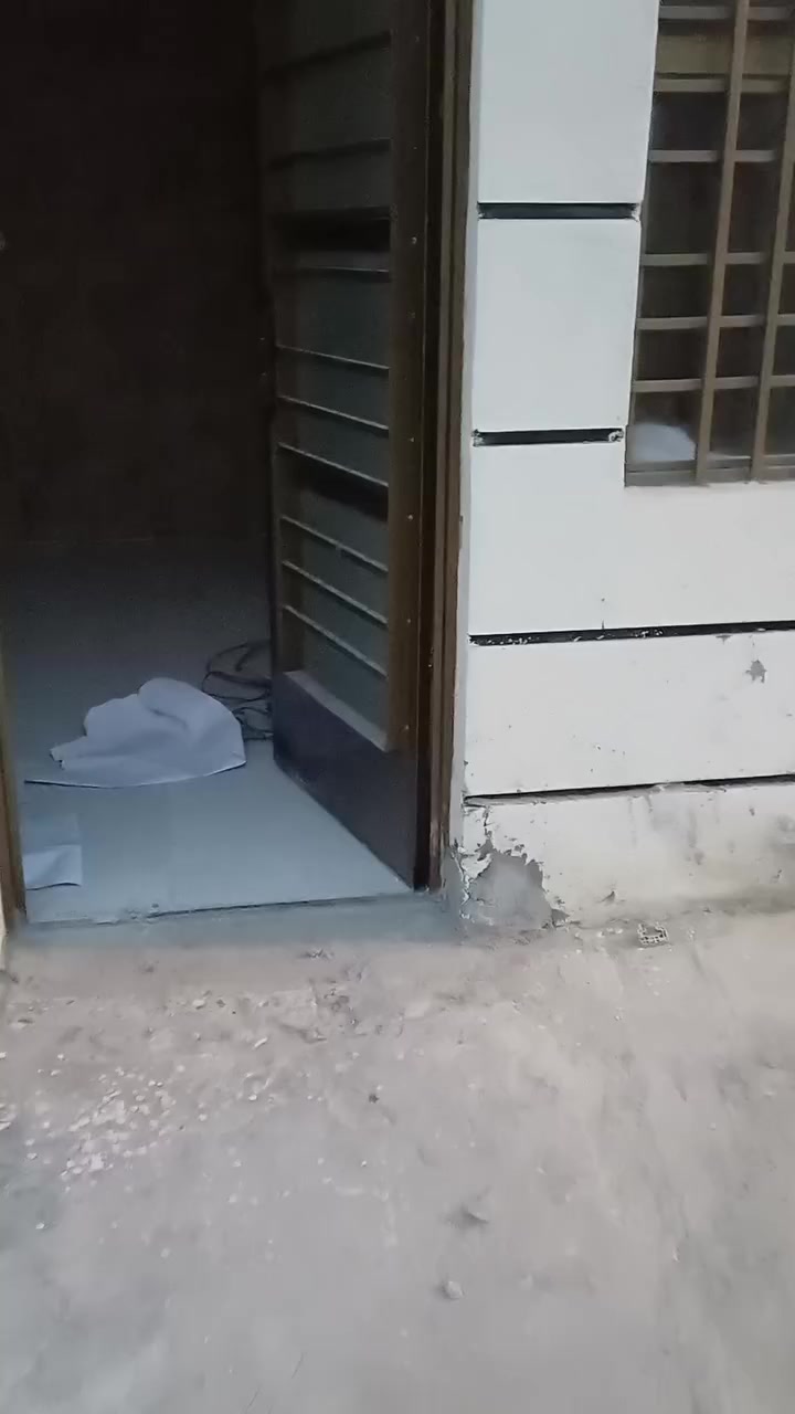 بيت للبيع حديث  مساحه 43متر واجهه 5متر بناء ثلاث طوابق
يحتوي صاله مع مطبخ + غرفتين نوم وخدمات 

وطرمه صغيره موقع في شارع عريض بغداد الجديد 

قرب البيت الصيني مكتب اسد بغداد اتصالات 
***********ابو حسين 
***********محمد
