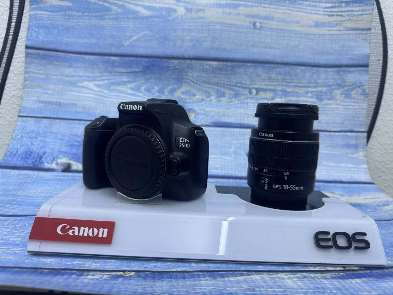 ⸻

🔥 عروض كاميرات كانون وصلت الآن 🔥
📸 احتراف… دقة… أداء يليق بالمحترفين والهواة

متوفر لدى مركز السحاب للكاميرات والمعدات تشكيلة مختارة من كاميرات Canon الأصلية مع عدساتها:

✨ Canon 5D Mark IV
مع عدسة 24–105mm الجيل الثاني (رنك أحمر) 
خيار المحترفين بلا منافس

✨ Canon 850D
مع عدسة 18–55mm – تصوير متطور وجودة عالية

✨ Canon 760D
مع عدسة 18–55mm – أداء ثابت وسهل الاستخدام

✨ Canon 250D
مع عدسة 18–55mm – خفيفة، عملية، ومثالية للمبتدئين

عدسات 50 ملم 

📍 العنوان: بغداد – حي تونس – مجاور حسينية أصحاب الكساء
📞 للحجز والاستفسار: ***********

🚀 الكمية محدودة… اقتنص فرصتك الآن وابدأ تصويرك باحتراف
